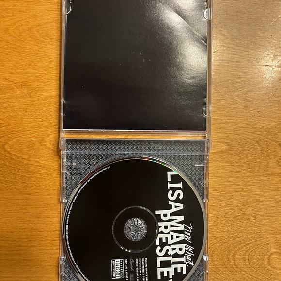 Lisa Marie Presley Autographed Now What CD V - Picture 5 of 7